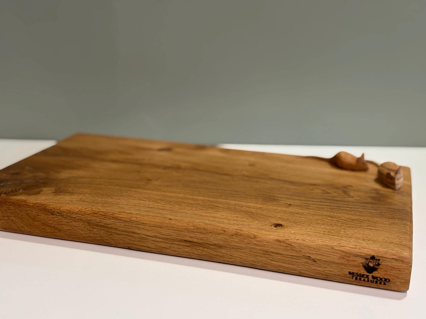Hand-Carved Oak Mouse Chopping Board: Whimsical Kitchen Decor