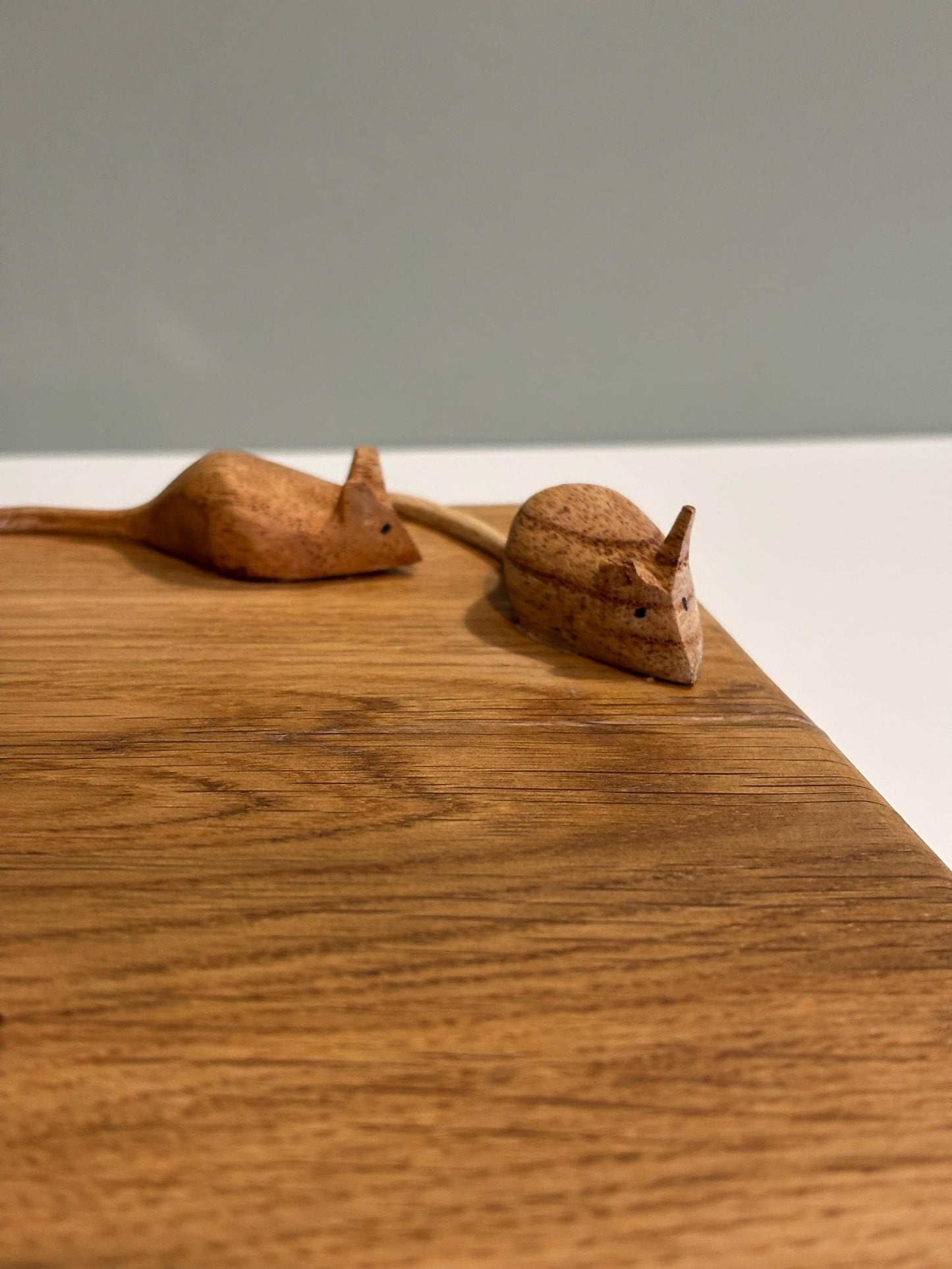 Hand-Carved Oak Mouse Chopping Board: Whimsical Kitchen Decor