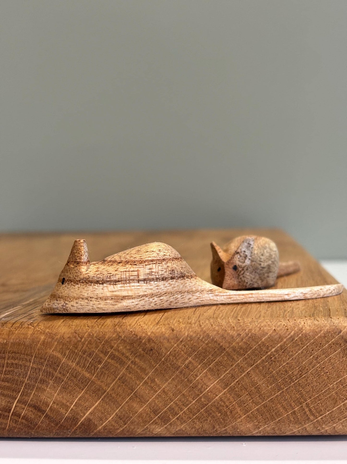 Hand-Carved Oak Mouse Chopping Board: Whimsical Kitchen Decor