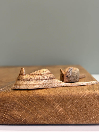 Hand-Carved Oak Mouse Chopping Board: Whimsical Kitchen Decor