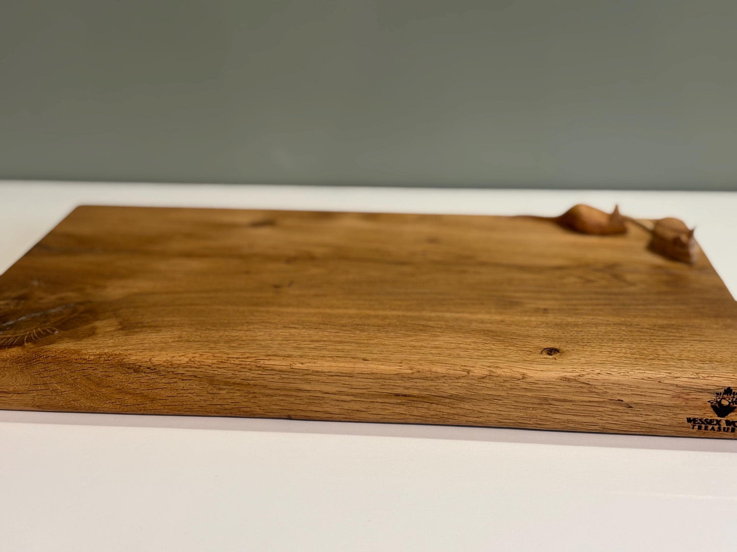 Hand-Carved Oak Mouse Chopping Board: Whimsical Kitchen Decor