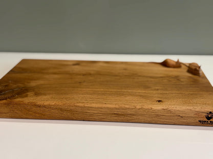 Hand-Carved Oak Mouse Chopping Board: Whimsical Kitchen Decor