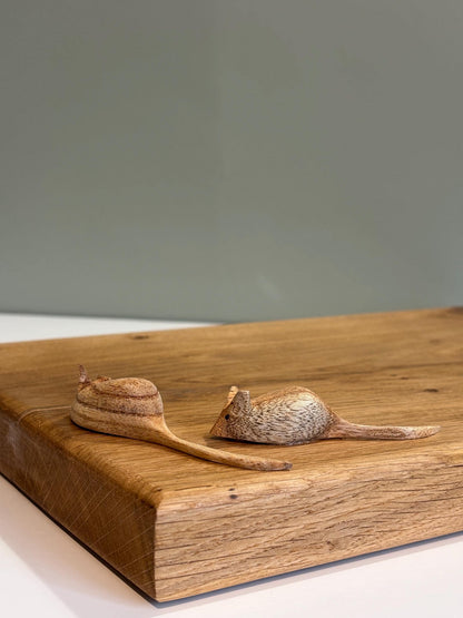 Hand-Carved Oak Mouse Chopping Board: Whimsical Kitchen Decor